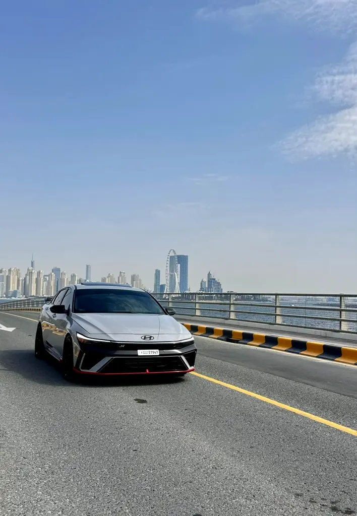 Hyundai Elantra 2025 — photo 1 of 20