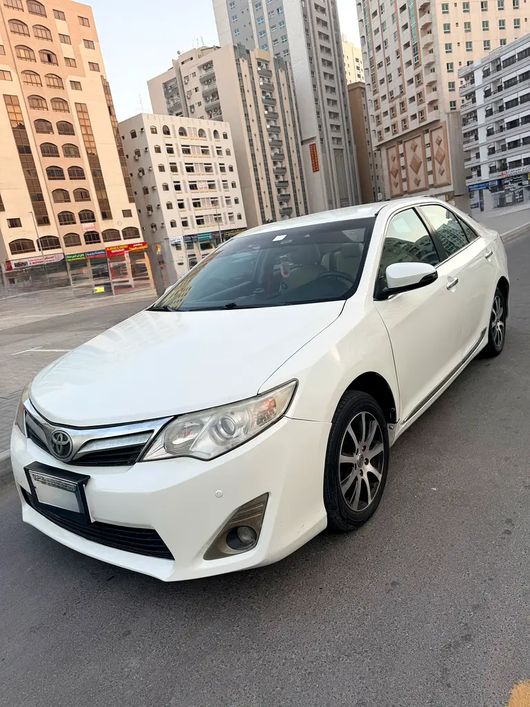 Toyota Camry 2014 — photo 1 of 12