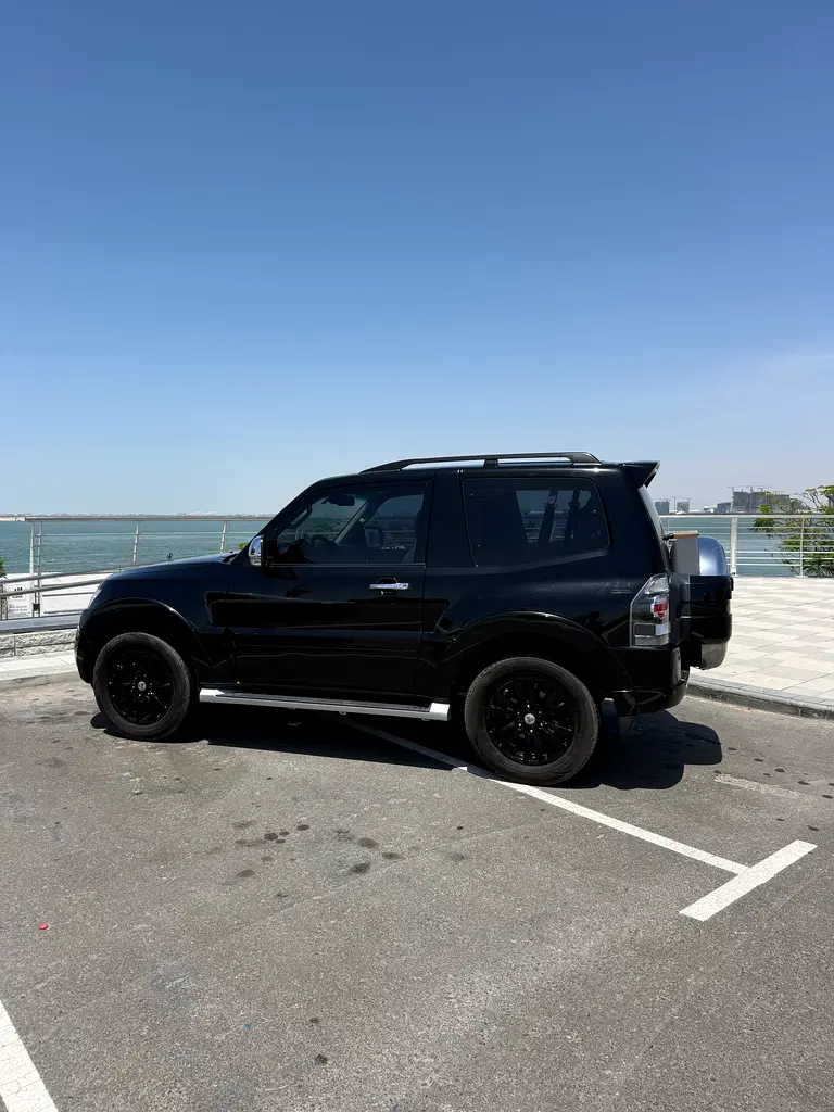 Mitsubishi Pajero 2014 — photo 1 of 20