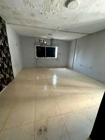 استوديو مميز للإيجار السنوي في موقع حيوي على الشارع الرئيسي، مناسب للعزاب. التفاصيل: مساحة ممتازة 1 حمام موقع مميز قريب من جميع الخدمات صيانة مجانية إ