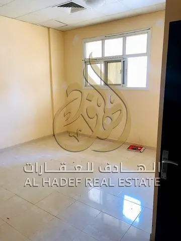 شقة غرفة وصالة للإيجار في البوطينة داخل بناية عائلات بموقع مميز قريب من جميع الخدمات مع بلكونة ومطبخ جديد وباركنج ترابي وسعر اقتصادي