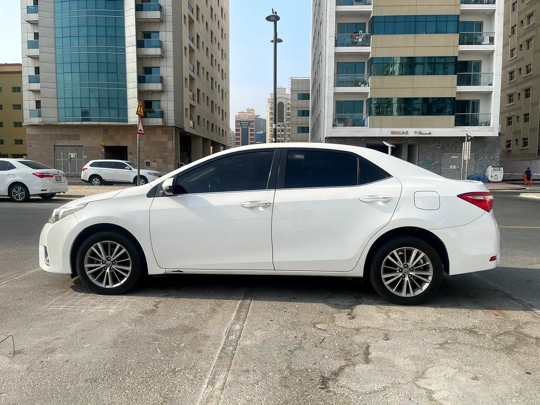 Toyota Corolla 2015 — photo 1 of 9