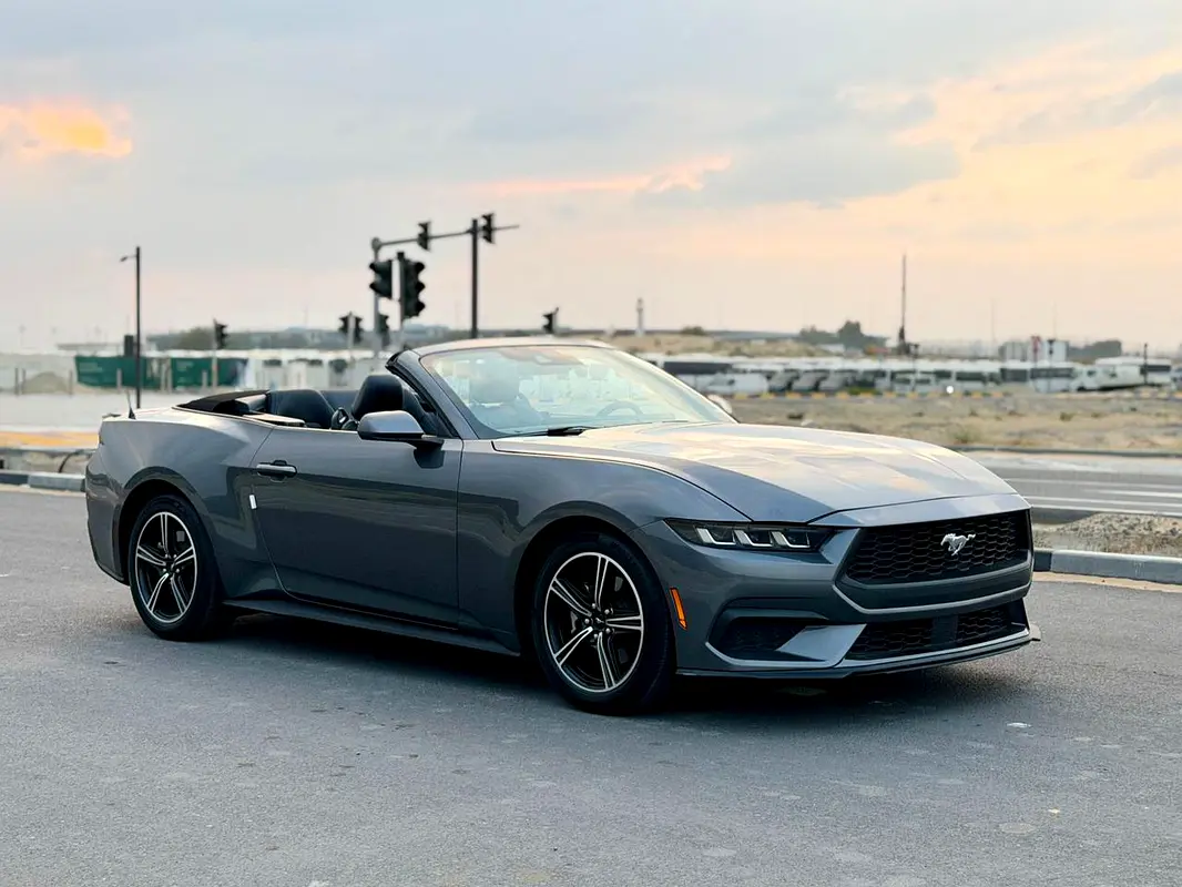 Ford Mustang 2025 — photo 1 of 10