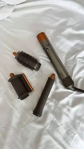 Dyson air wrap Almost new 3-in-1 Heated Air Styler (brush, barrel, curling attachment)