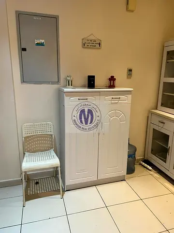 شقة فاخرة مفروشة بثلاث غرف نوم وصالة في عجمان وان تي 1، للإيجار الشهري أو السنوي