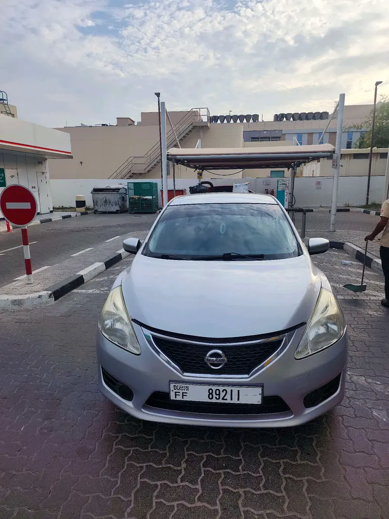 Nissan Tiida 2015 — photo 1 of 14