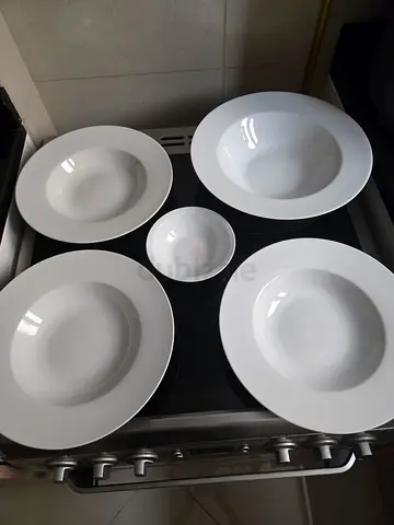 Set of 5 white porcelain soup plates/bowls - Still in box, 450 AED in shopbut going for 150.