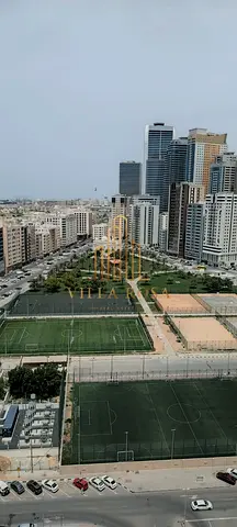 تملك شقة عائلية واسعة 3 غرف وصالة مع موقف خاص بمنتصف شارع الخان