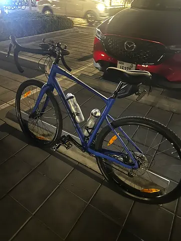 Giant cycle Blue Hybrid/Gravel Bike with Dual Bottle - Good conditions
