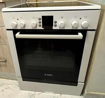 Bosch freestanding electric range with ceramic hob - good condition