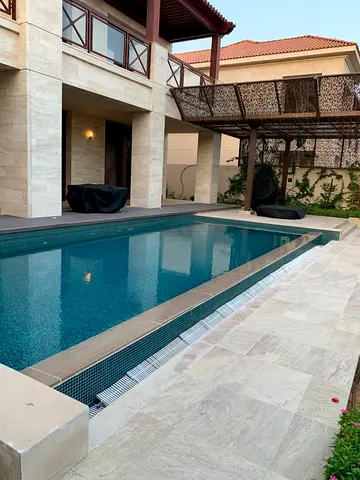 للبيع | فيلا فاخرة بتصميم عصري ومساحات واسعة | موقع مميز