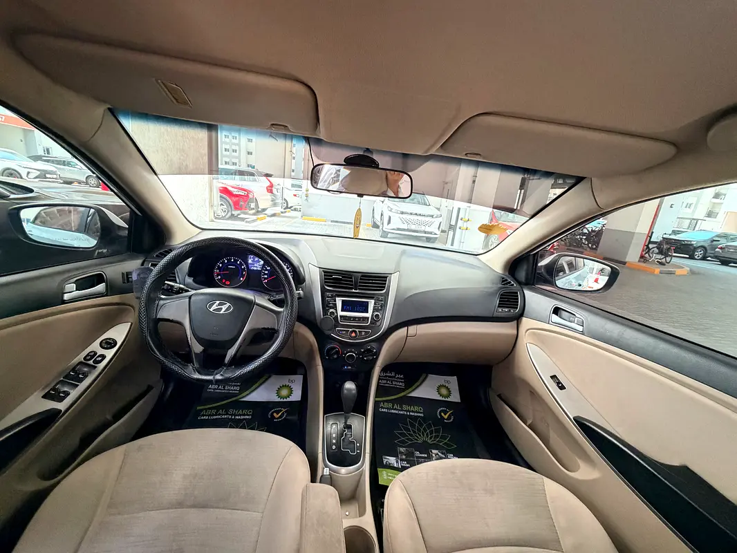 Hyundai Accent 2015 — photo 1 of 5