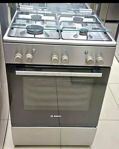 Gas cooker 4 burner 60 by 60 Bosch brand , neat and clean , same like a new
