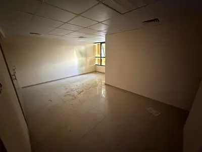 استديو بخزائن بالحائط و مطبخ منفصل مساحه كبيره بسعر مناسب مع تسهيلات بالدفع