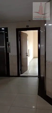 🏢 **شقة عائلية للإيجار في الروضة 2 – موقع مميز قريب من دبي والشارقة | 26,000 درهم شامل الصيانة**