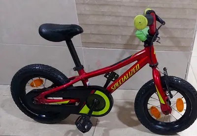 With trainer  wheels..Specialized Riprock 12 kids 3:5years
