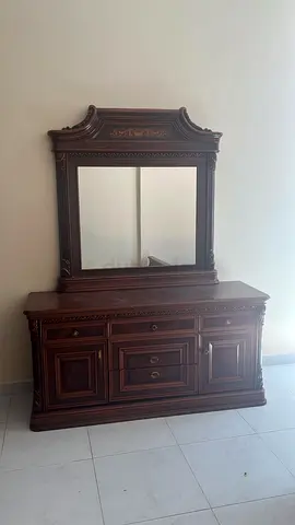 Dressor with mirror