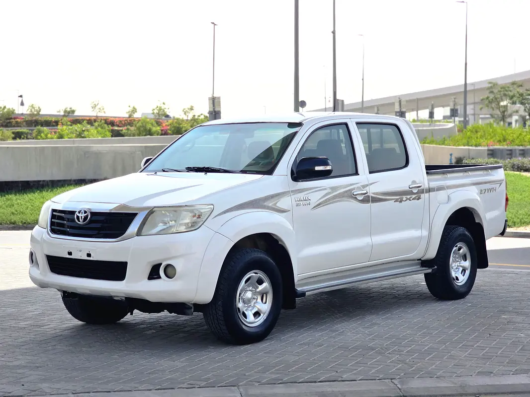 Toyota Hilux 2015 — photo 1 of 13