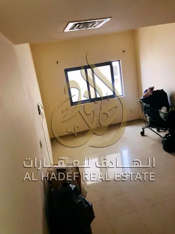 استوديو للإيجار في البوطينة بسعر اقتصادي جداً موقع مميز مع باركنج ترابي أسفل المبنى وتأمين شيك مناسب