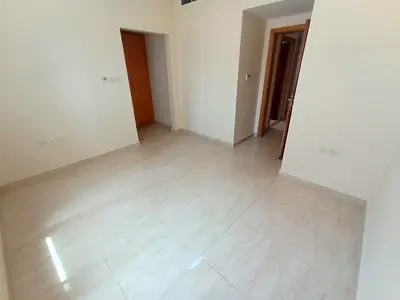 شقة مميزة للإيجار السنوي في المجاز 3 – الشارقة غرفة وصالة بتصميم عملي 2 حمام موقع مميز قريب من جميع الخدمات والمرافق مساحة جيدة وتشطيب نظيف جاهزة للسك