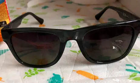 Pre-owned black wayfarer sunglasses - casual everyday wear