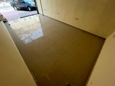 محل تجاري للإيجار في الروضة 1 عجمان خلف مركز شرطة الحميدية مساحة كبيرة تكييف اسبليت موقع حيوي بسعر 15 ألف سنوياً على 4 دفعات