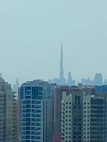 خزائن حائط + تكييف مركزي +  غرفة وصالة للإيجار بالنهدة، موقع مميز بجوار صحارى مول وإطلالة مباشرة على دبي، قريب من الخدمات. 🏡✨