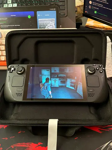 Steam Deck (handheld PC) with protective case - LCD- 560 GB