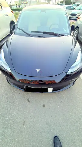 Tesla model 3 2022 dual motor dual range 380 to 400 km per charge 62 AED full charg in 1 hour only