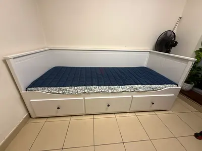 White Daybed with 3 Underbed Drawers — Good Condition with mattress