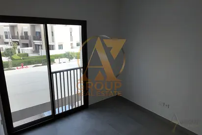 Vacant |Next to Pool On Park| Single Row
