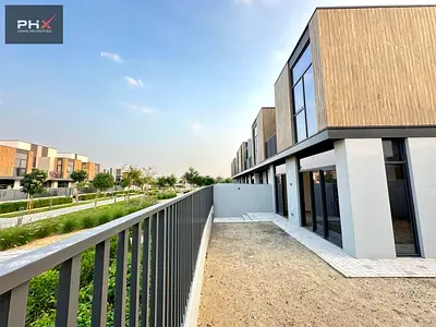 Spacious Layout | Single Row | Next to Community