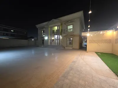 Villa for annual rent in Al Rawda 3, Ajman. Residential/commercial. Very large area, 11 rooms, spacious yard and front setback. Prime location on a ma