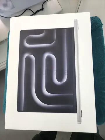 BRAND NEW MACBOOK PRO  M5 CHIP 16 512 GB UNOPENED URGENT SALE