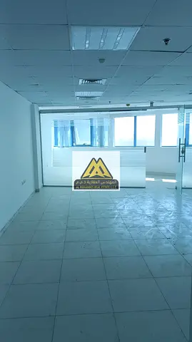 A commercial space in a prime location with a practical design, ready for immediate use and suitable for regular maintenance by the owner.