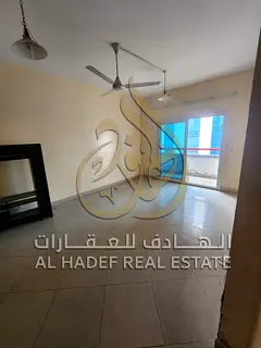 2-bedroom apartment with a large hall distributor, balcony, built-in wardrobes, and free parking for