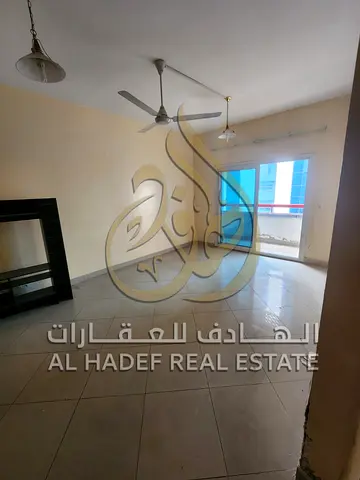 غرفتين وصالة مع موزع كبير وبلكونة وخزائن حائط وباركن مجاني للإيجار السنوي في المجاز 2 بالشارقة