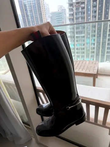 Gently used black womens loafers — size available on sole