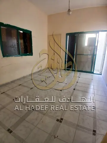 غرفتين وصالة بعقد عزاب صريح مع بلكونة وخزائن حائط للإيجار السنوي بالقاسمية – المحطة على الشارع الرئيسي