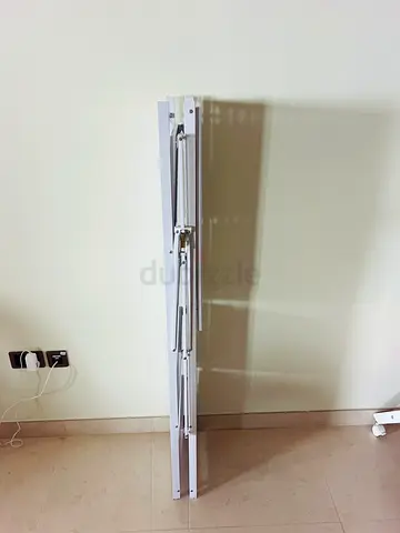 White Folding shelves, very stable. Metal durable