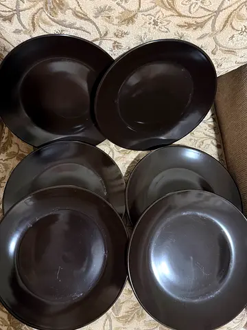 Set of 6 black dinner plates - once used