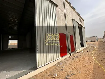 حوطة صناعية مع مستودعين للإيجار – أم الثعوب، أم القيوين | 36,000 قدم مربع | كهرباء 80 كيلو وات