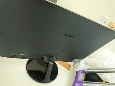 Set of 5 ViewSonic  and Samsung 24-inch Monitors - Good Working Condition