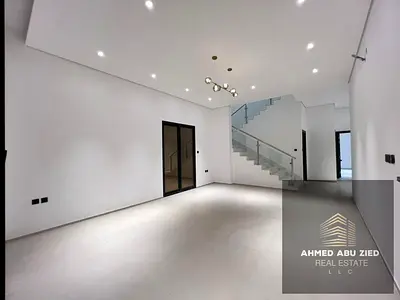 فيلا جديدة أول ساكن في الحليو 2 بتصميم أوروبي وتشطيب راقٍ، تضم 4 غرف ماستر، مجلس وصالة ومطبخ مودرن وتراس مميز. موقع ممتاز قرب شارع محمد بن زايد والعاب