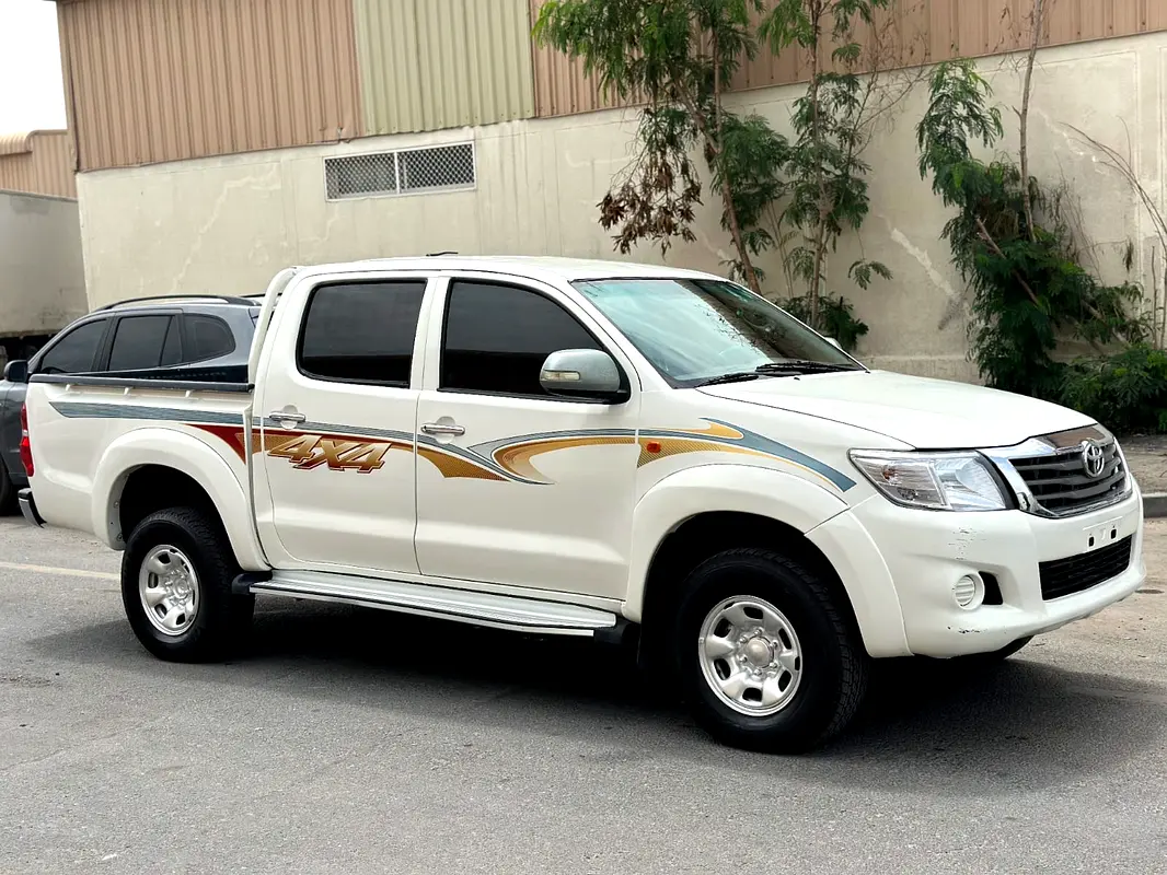 Toyota Hilux 2013 — photo 1 of 9