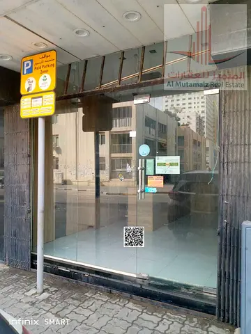 محل تجاري مجهز بالكامل للإيجار في أبو شغارة الشارقة مطبخ وحمام وغرفة داخلية مع ميزانين مساحة واسعة موقع حيوي بكثافة سكانية عالية مناسب لجميع الأنشطة