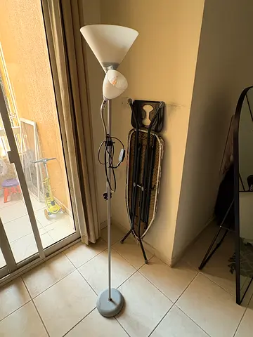 White adjustable floor lamp in good working condition