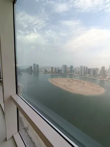 شقة ثلاث غرف صف أول على البحيرة في جزيرة مريم بإطلالة مميزة وموقع فاخر بإيجار 75 ألف سنوياً