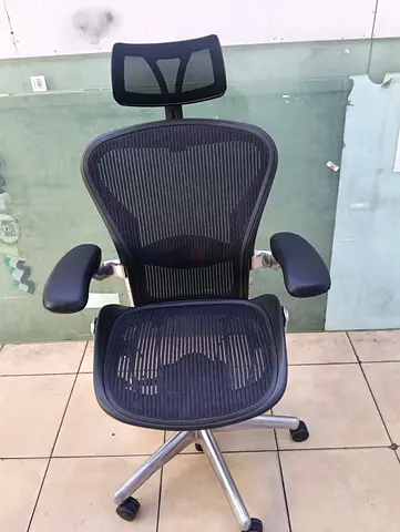 I am selling herman miller Aeron chair.size B.good condition only little use