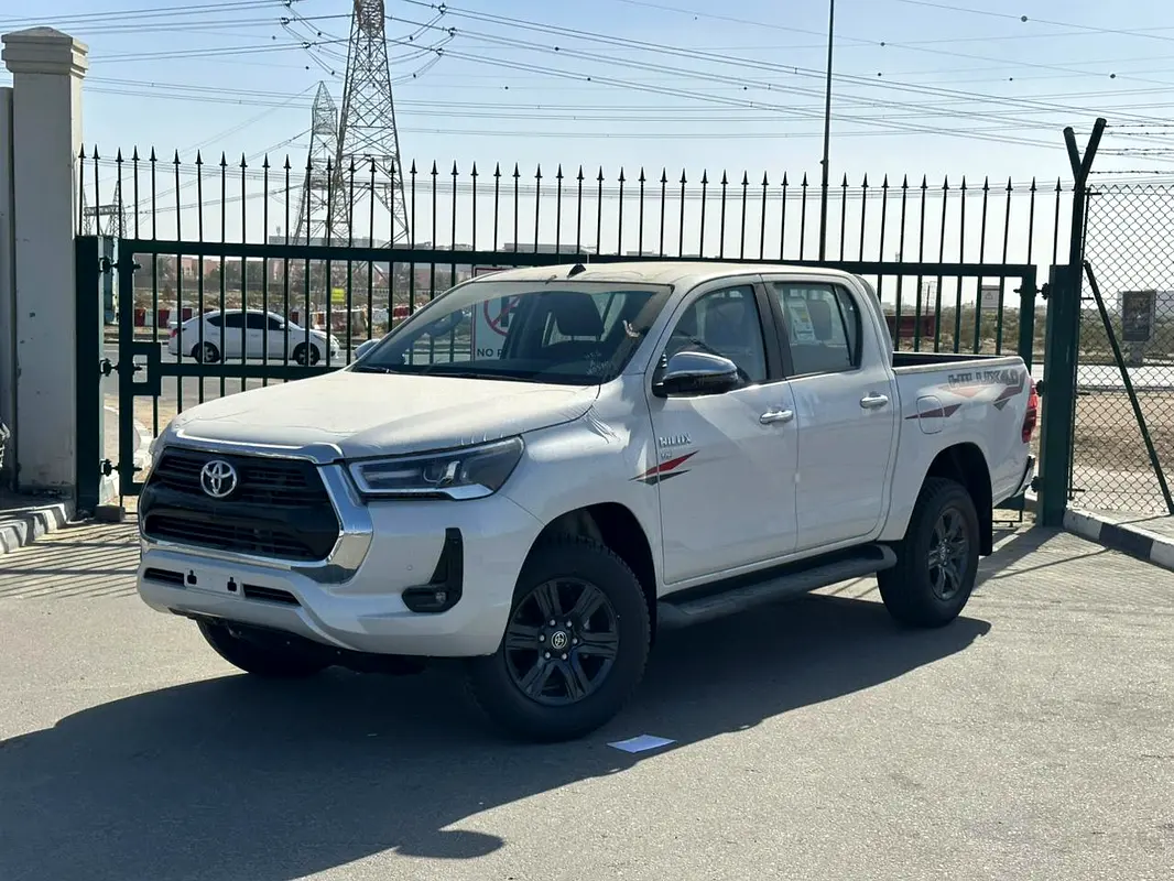 Toyota Hilux 2026 — photo 1 of 15